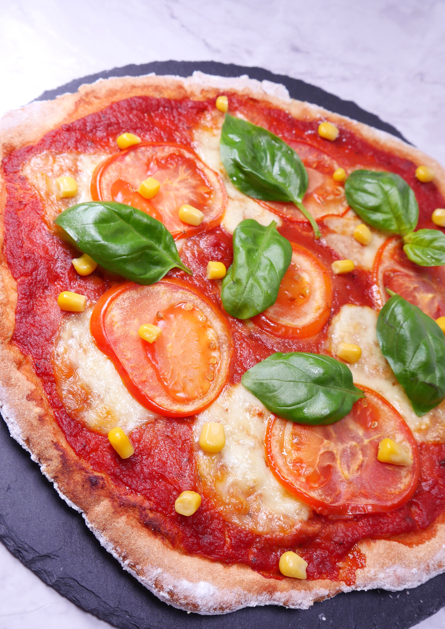 Frontale Aufnahme von unserem fertig gebackenen, eiweißreichen und ketogenen Produkt, mit dem Namen "Pizza Backmischung Avanti"