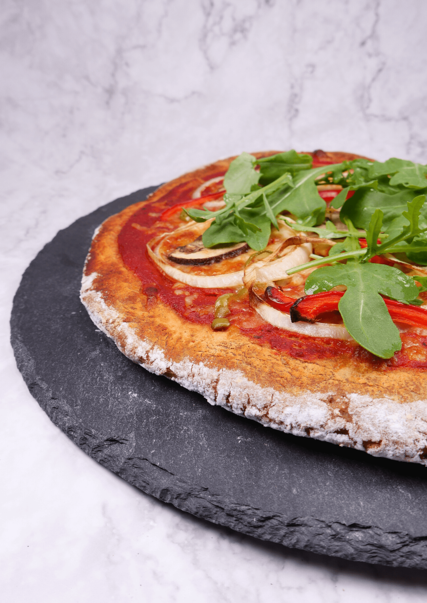 Aufnamhe von unserem fertig gebackenen, glutenfreien und ketogenen Produkt, mit dem Namen "Pizza Backmischung Adamo"